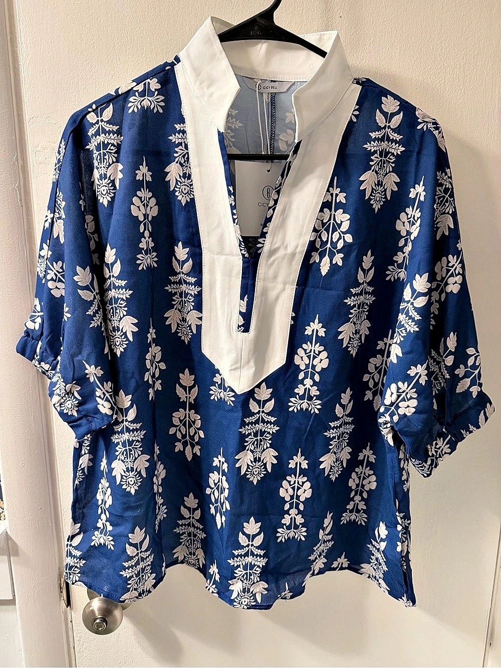 Cicy Bell Women'Small Dark Blue Floral Blouse with White Contrast V-Neck Dark